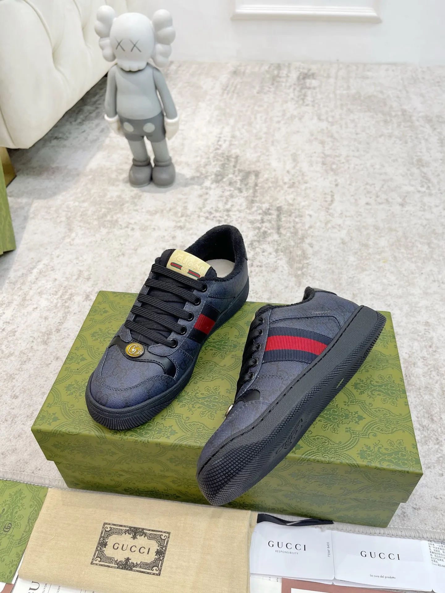 Ex-factory price: 540💰 GUCCI Gucci's newly upgraded back cover lining, top-notch old dirty shoes, classic casual sports shoes for couples, retro sneakers and old G family dirty shoes, updated at the counter simultaneously! ①The shoe upper has the same water-based edge coating process as the original version⚠️The ordinary oil edges on the market have a strong glue feel and are easy to fall off! Grade A first-layer nubuck leather (with pores)/matching computer embroidered double G cloth, high-density terry velvet lining. ② A PVC transparent small round mark sealing line is added to the details of the midsole. The mold is opened six times and the jewelry craftsmanship is used to customize the two-color double G buckle, striving to be the same as the original version. A pair of buttons is more than three times more expensive than ordinary buckles on the market. ③An old two-color washable label, the chip is placed on the outer waist of the right foot, the entire shoe is completely hollowed out with rubber technology, TUP material (rubber to distinguish the market) with the latest green packaging from the counter, 3D printed handbag, and a pair of shoelaces. There is no pressure when entering and exiting the counter. You can buy a 1:1 accurate replica of the original version and modify and upgrade it repeatedly. The details are perfectly restored, the materials are all customized, and they are truly top-notch. Please look at the details clearly to identify the quality. Upper: First-layer frosted cowhide/embroidered double G cloth. Lining: original high-density velvet lining. Foot pads: original pearlescent sheepskin. Outsole: private molded vacuum TPU material. Packaging: original top-grade full set packaging at the counter. Shoe size: women's size 35-40, men's size 39-44 (men's size 38, 45🉑️customized, non-returnable)